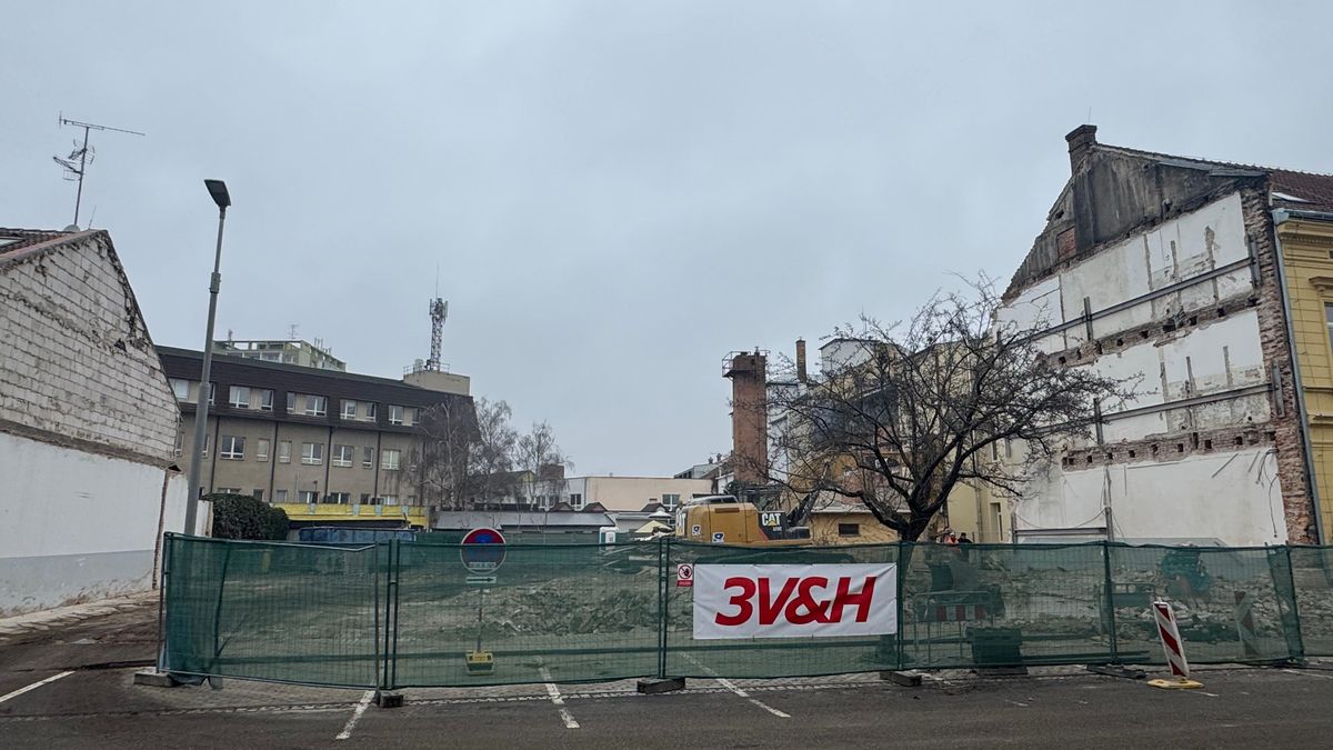 Zůstala jenom díra. V Břeclavi srovnali se zemí Dělnický dům